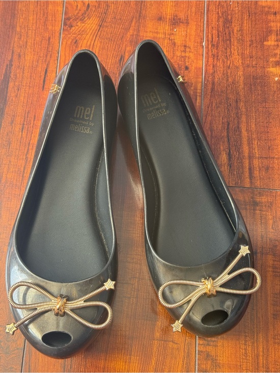 Mel by Melissa Other - Mel by Melissa kids Black Jelly Bow Peep-Toe Flats with Gold Star Accents